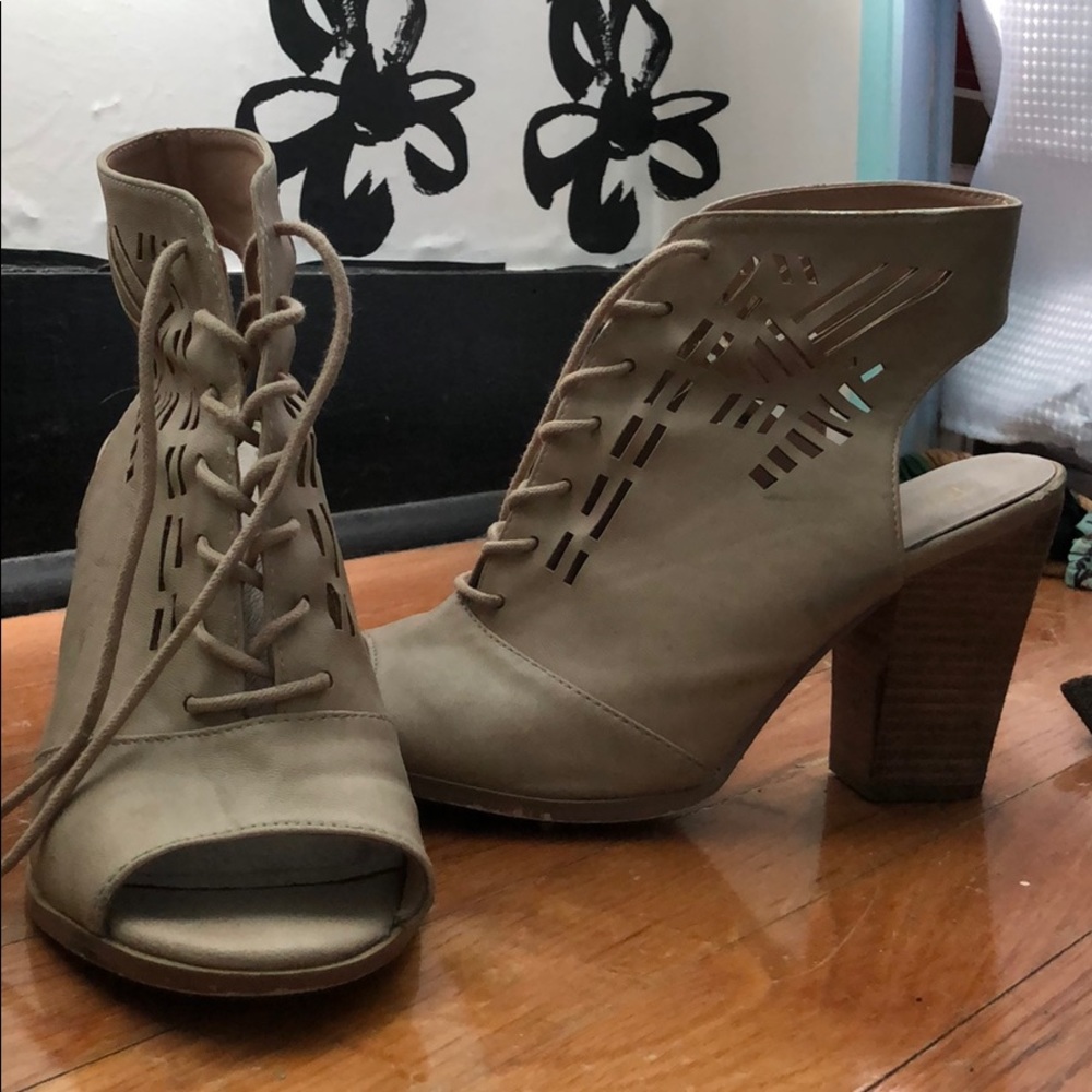 Cute beige lace up block heels!!